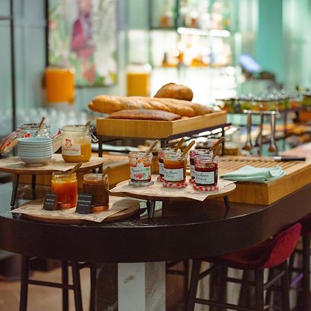 ฟัลเคนสไตเนอร์ โฮเทล มาเรีย ปราก Hotel ภายนอก รูปภาพ A breakfast buffet at a hotel