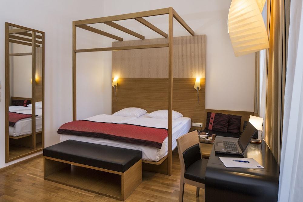 ฟัลเคนสไตเนอร์ โฮเทล มาเรีย ปราก Hotel ภายนอก รูปภาพ A room at the hotel