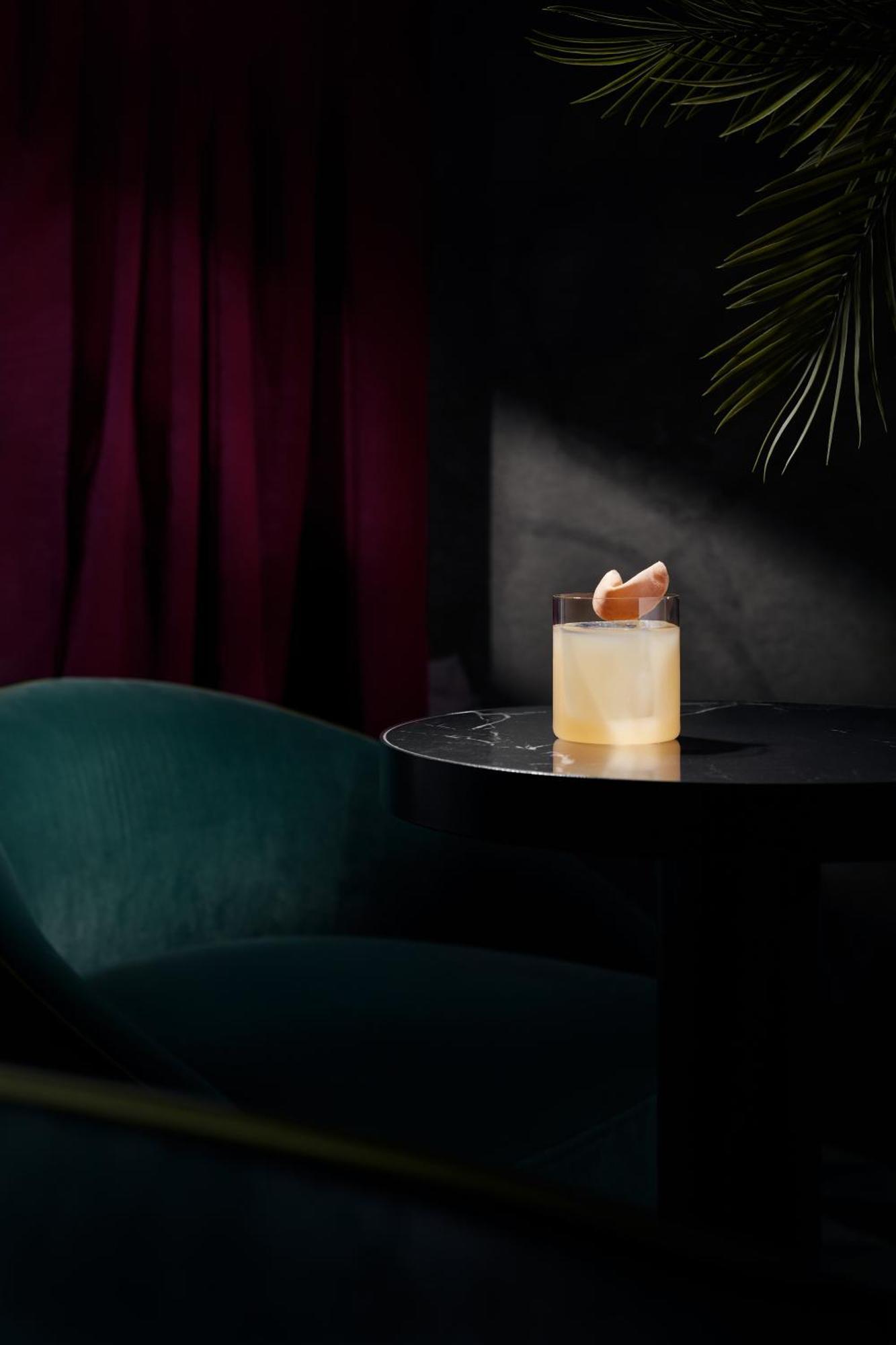 ฟัลเคนสไตเนอร์ โฮเทล มาเรีย ปราก Hotel ภายนอก รูปภาพ A cocktail at the bar