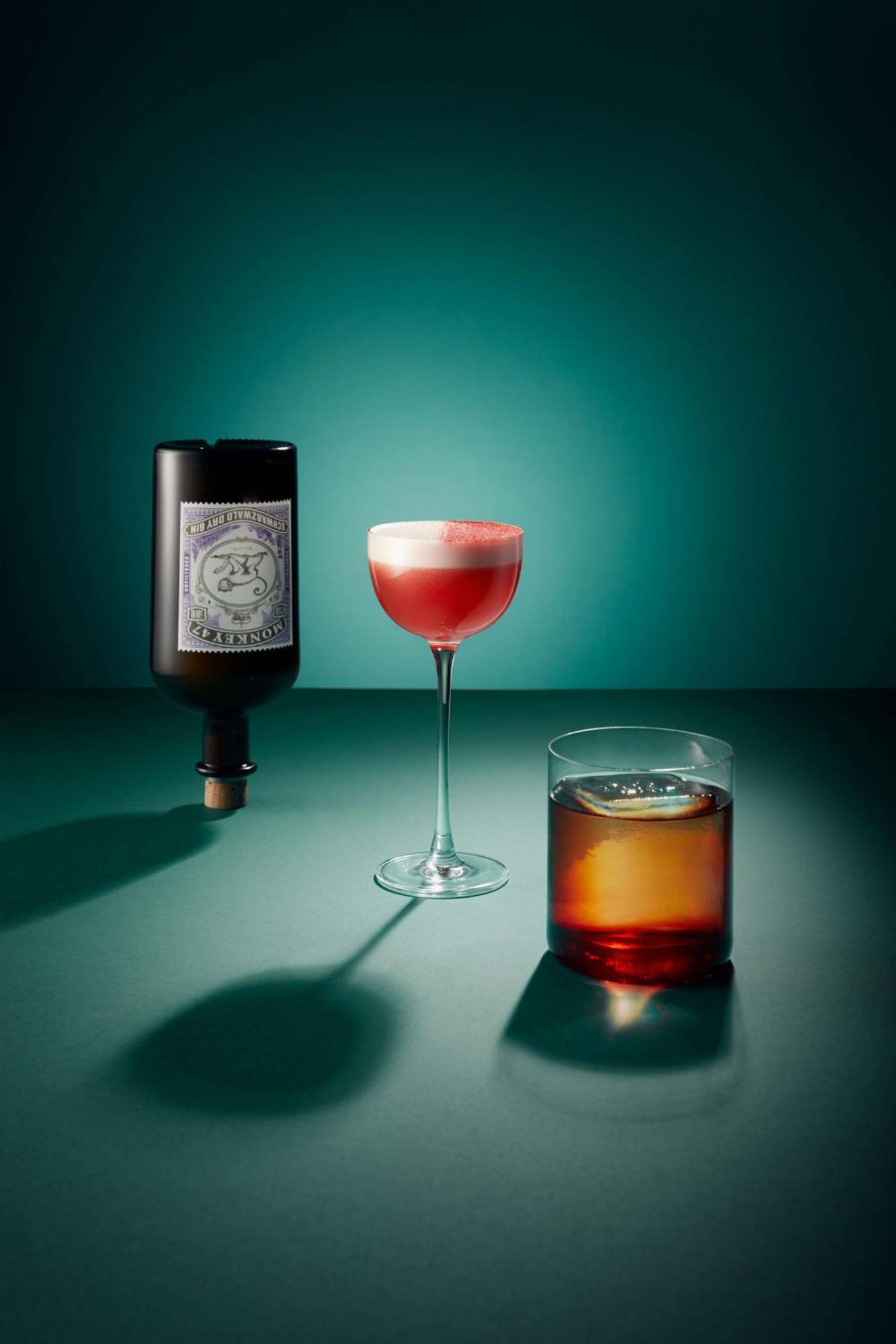 ฟัลเคนสไตเนอร์ โฮเทล มาเรีย ปราก Hotel ภายนอก รูปภาพ A bottle of Amarone and two cocktails