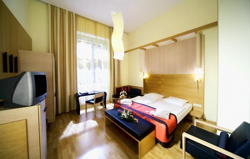 ฟัลเคนสไตเนอร์ โฮเทล มาเรีย ปราก Hotel ภายนอก รูปภาพ A typical hotel room